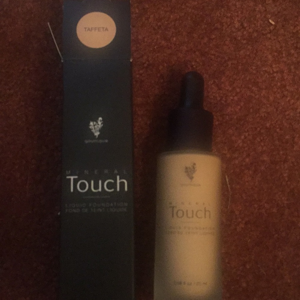Younique mineral touch liquid foundation: Taffeta